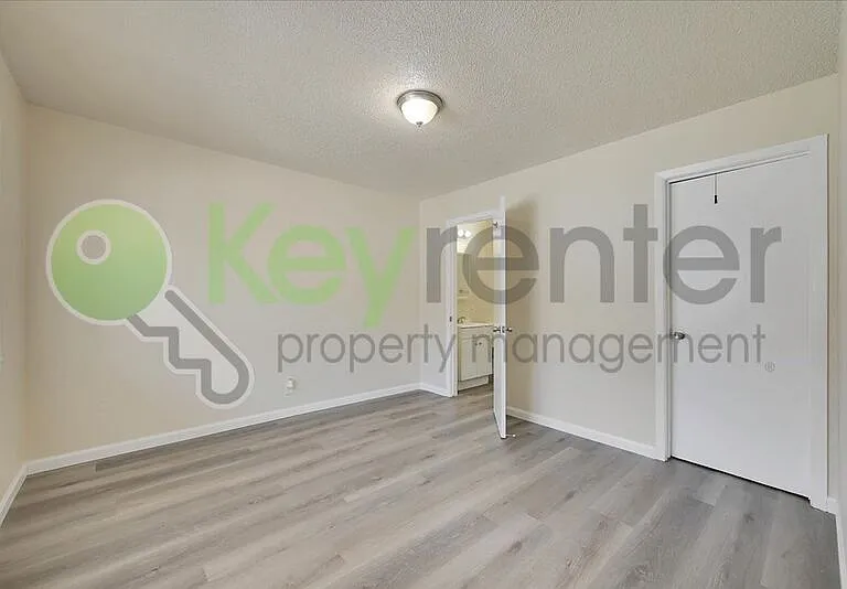 1065 Santiago Ave #6 — Photo 7