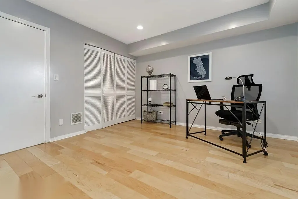 1540 N Greenview Ave — Photo 3
