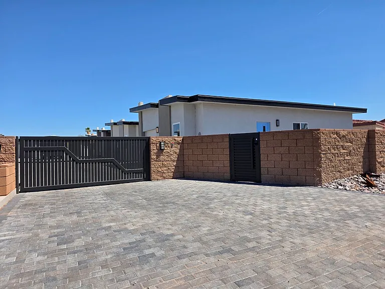 370 Riverfront Dr — Photo 3