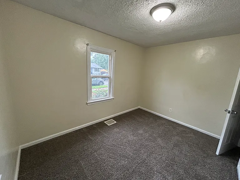 1733 S Morton Ave — Photo 8