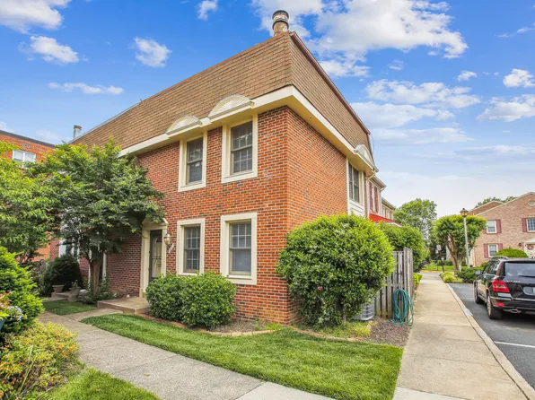 1310 Chetworth Ct, Alexandria, VA 22314