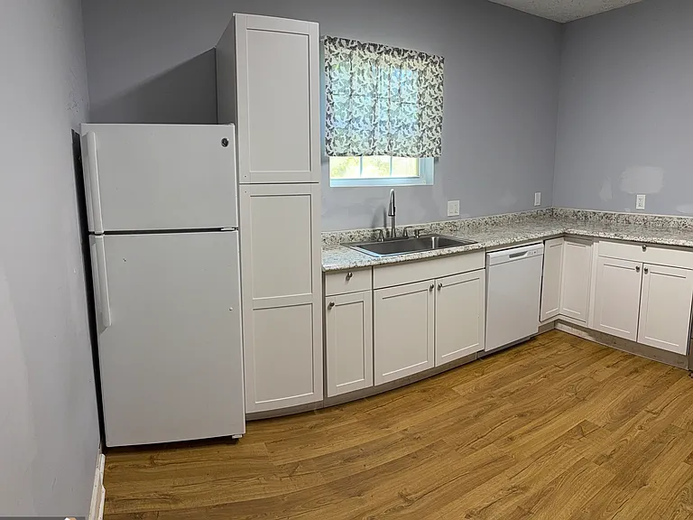 1006 W College St — Photo 7