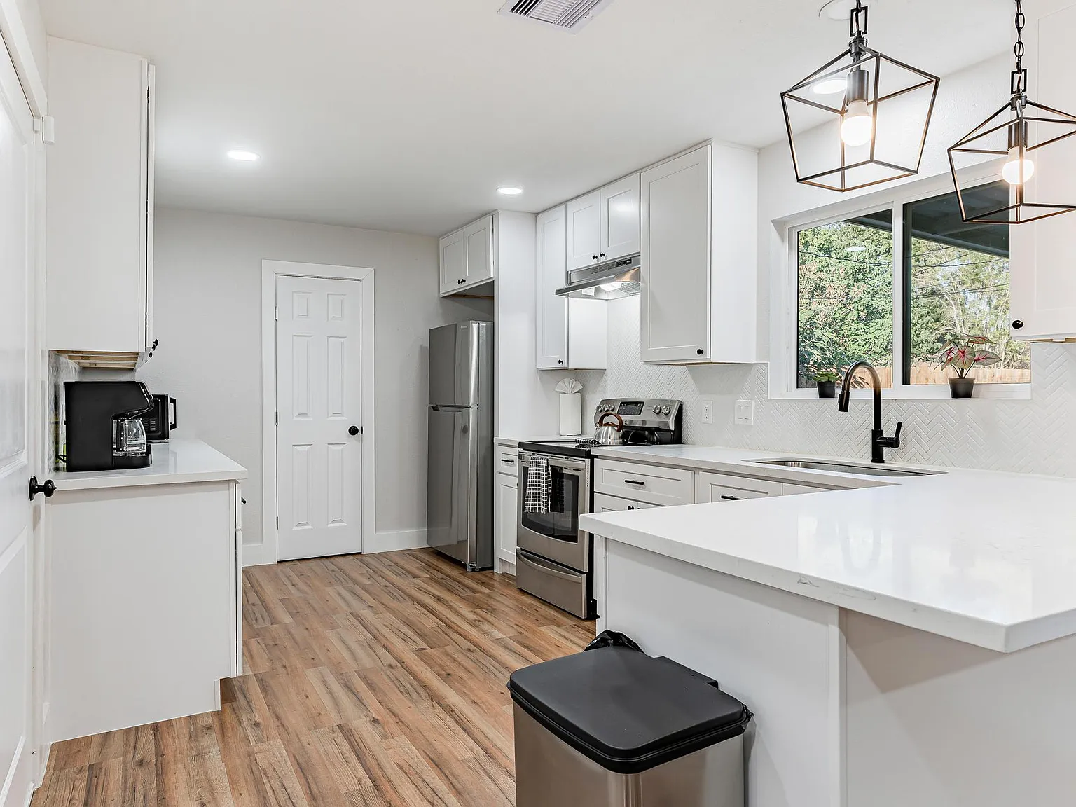 3 bed, 1300 sqft, $2,151 — Photo 4