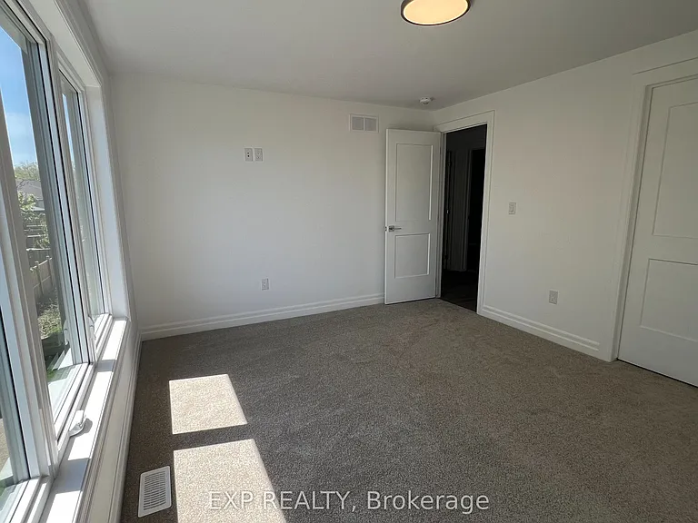 7532 Splendour Dr #UPPER — Photo 13