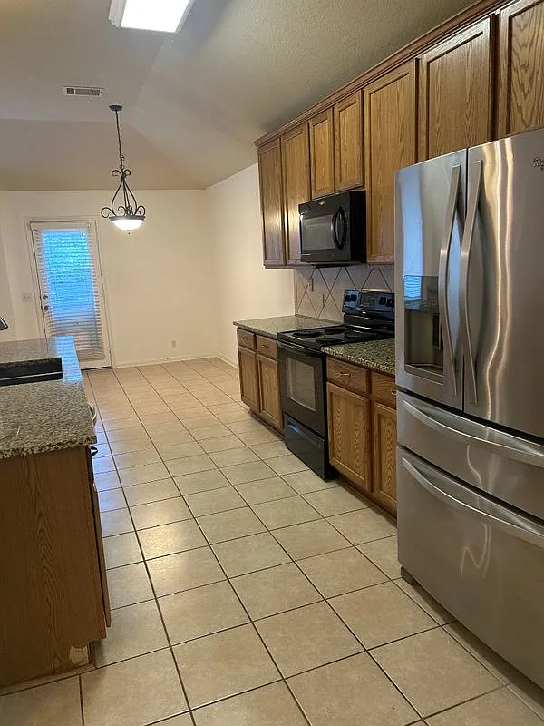 3 bed, 2.0 bath, 1705 sqft, $2,100 — Photo 4