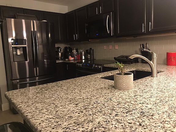 5th image of 1588 Sherbourne St