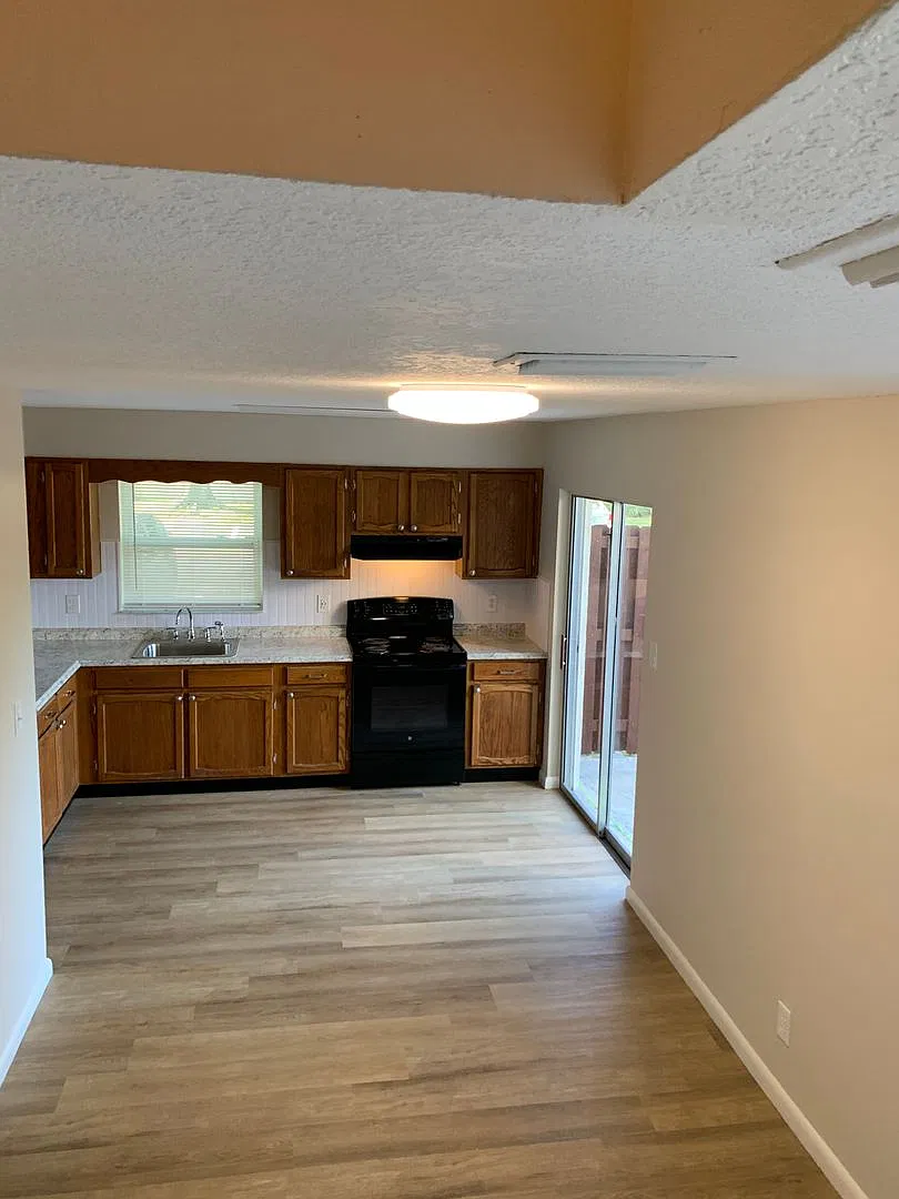 2 Bedroom 1.5 Bath 2 Story Townhouse — Photo 3