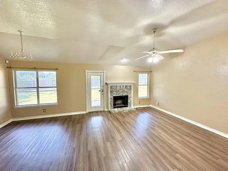 1100 Clairidge Ave — Photo 3