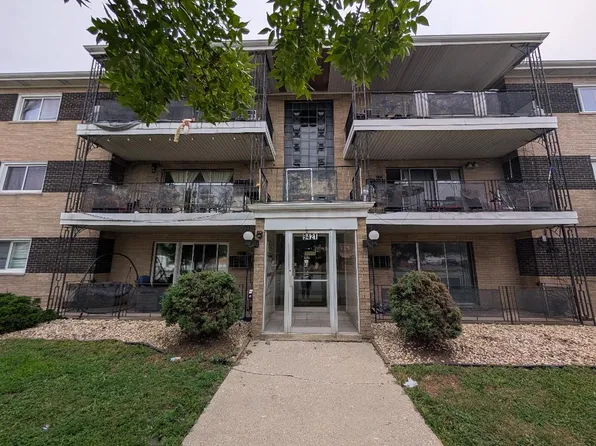 9421 S Roberts Rd APT 2SE, Hickory Hills, IL 60457