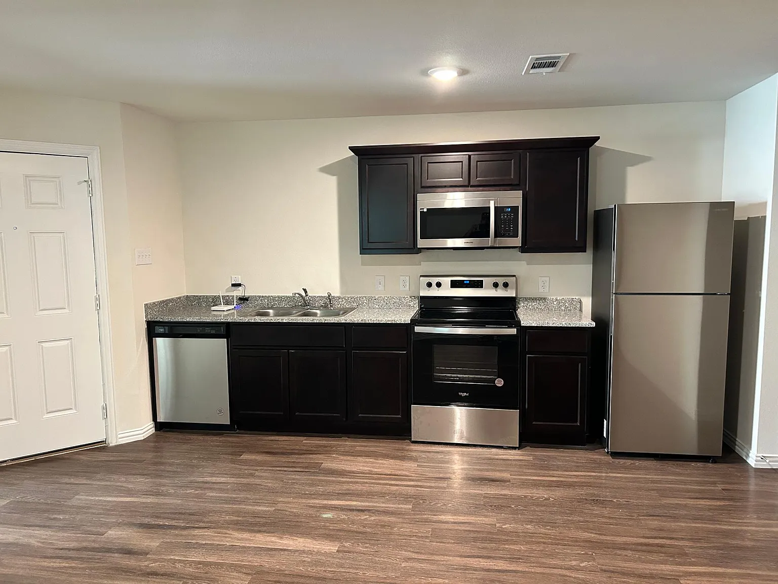 3 bed, 872 sqft, $1,095 — Photo 4