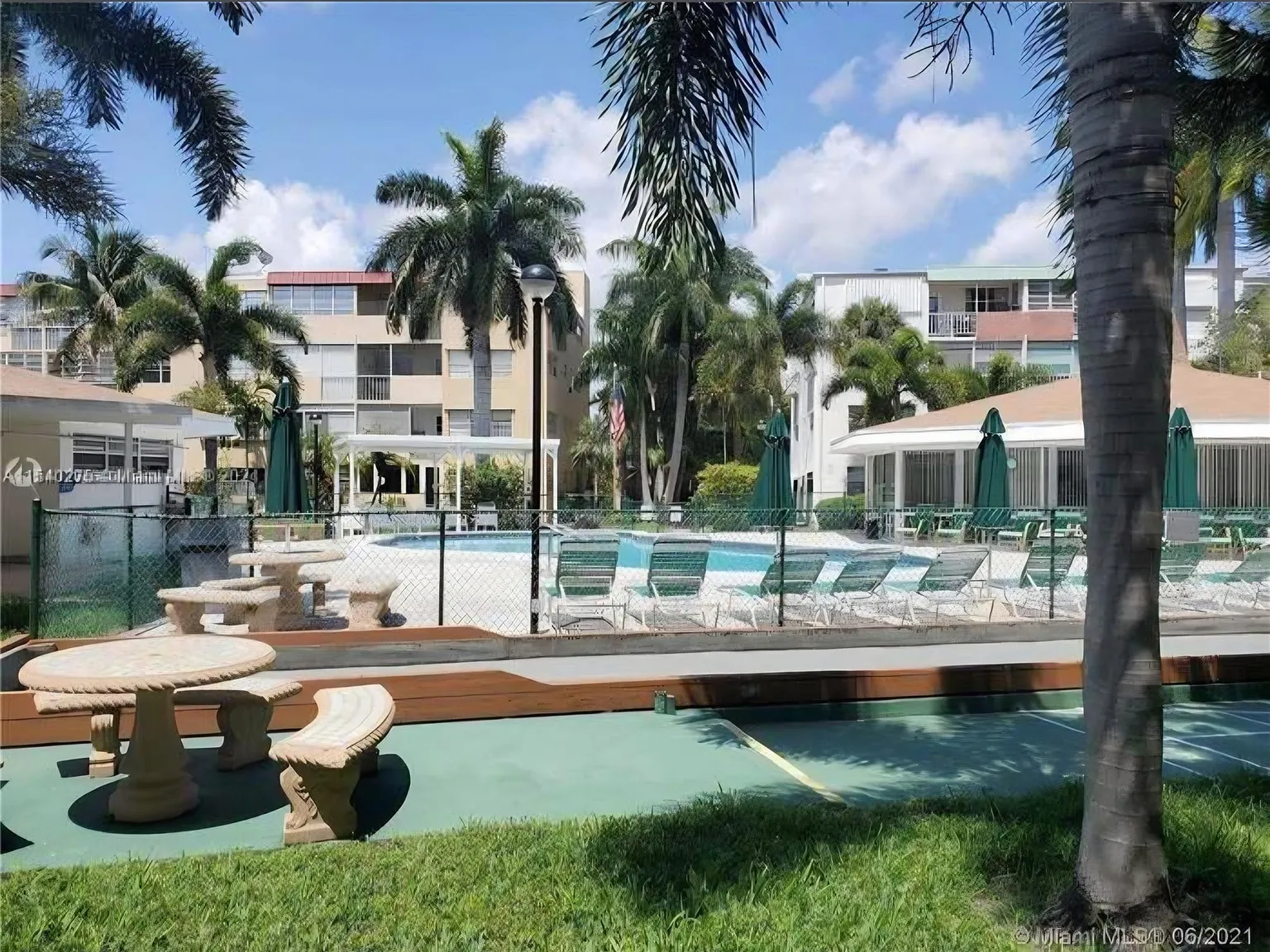 1 bed, 1.5 bath, 732 sqft, $1,800 — Photo 2
