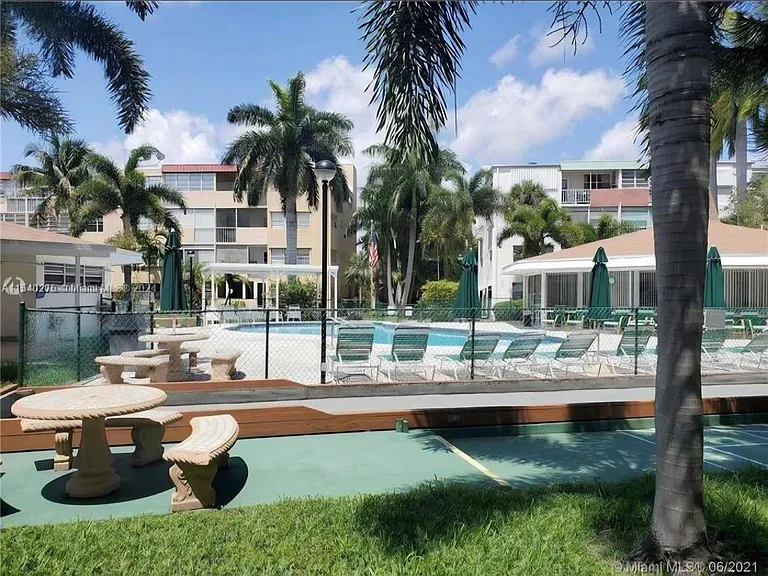 1333 E Hallandale Beach Blvd #305 — Photo 2