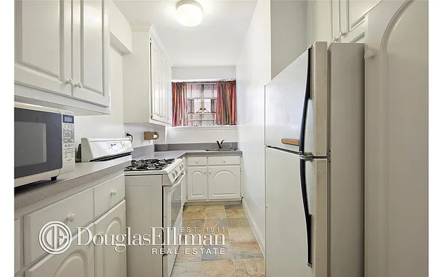 Sold by Douglas Elliman | media 18