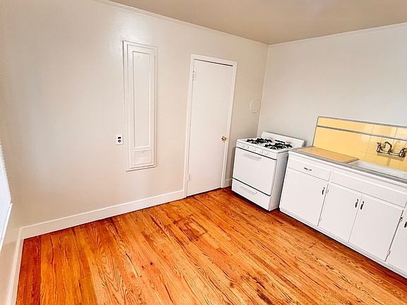 3rd image of 266 Abbot Ave APT 3