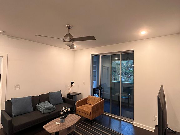 4th image of 3116 W End Cir #204