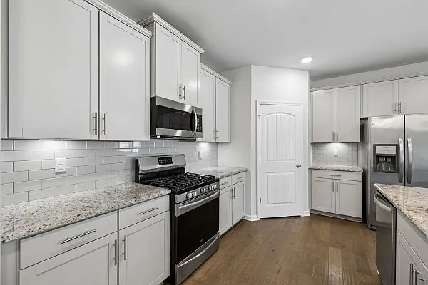 5 bed, 3.5 bath, 2799 sqft, $3,600 — Photo 2