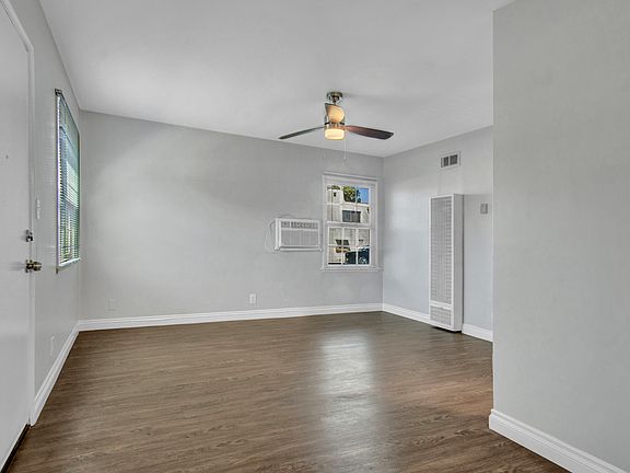 3rd image of 13808 Moorpark St APT A