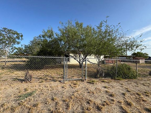 4th image of 802 Fresno St