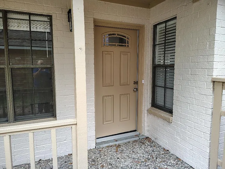 2823 Whitman Dr — Photo 3