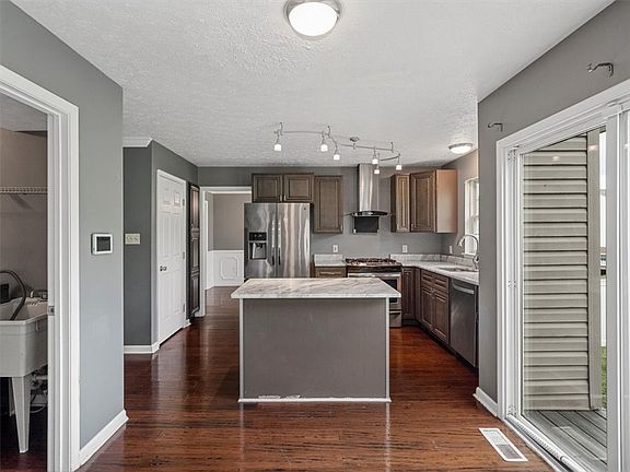 4th image of 182 Valley View Dr