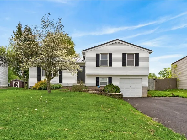3 Barringer Dr, Hamlin, NY 14464