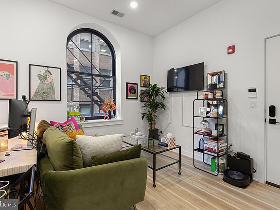 3rd image of 1415 Locust St #204