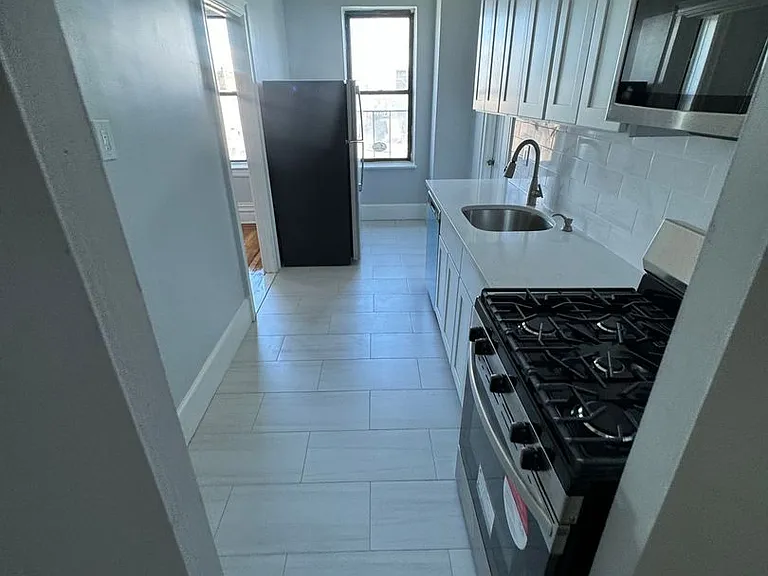 Sevilla Grande - Renovated Units at Journal Square Path — Photo 32