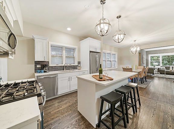 5th image of 2339 Clarence Ave