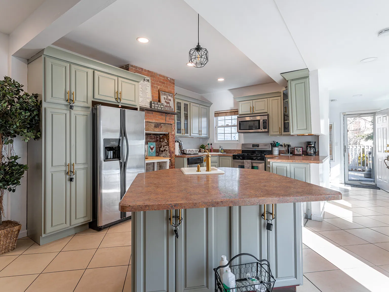 3 bed, 1600 sqft, $3,500 — Photo 2