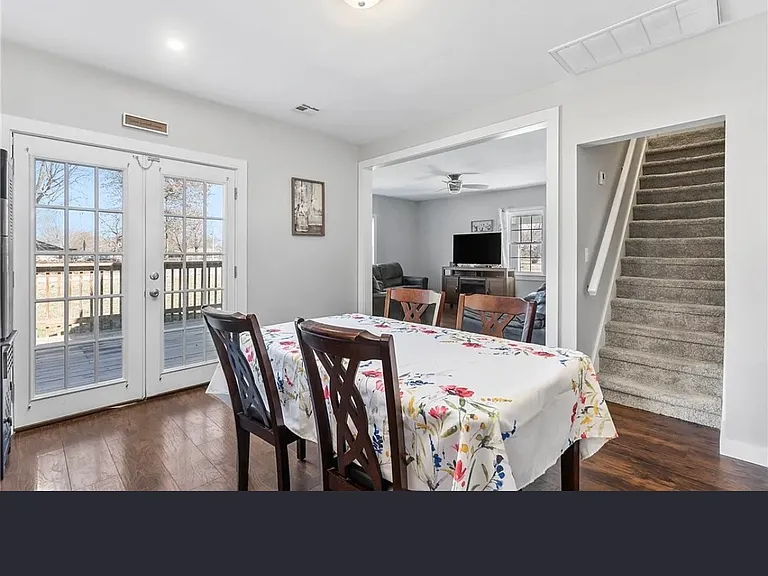 2202 S Elm St — Photo 3