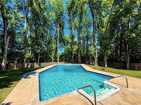 4th image of 5515 Chateau Ln