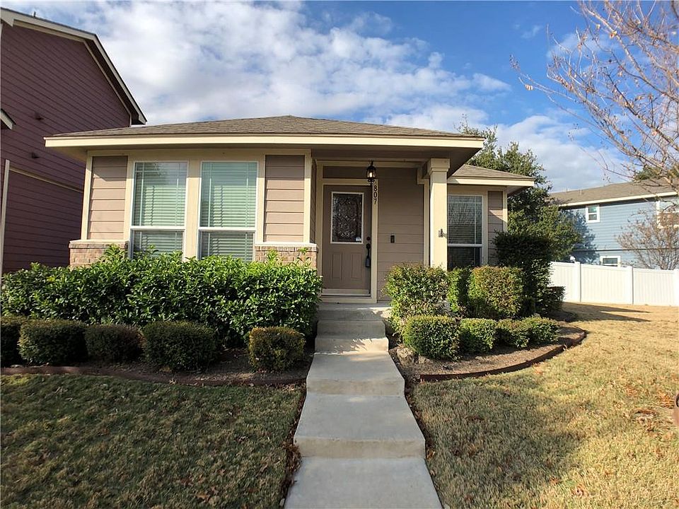 1st image of 807 Alamo Plaza Dr