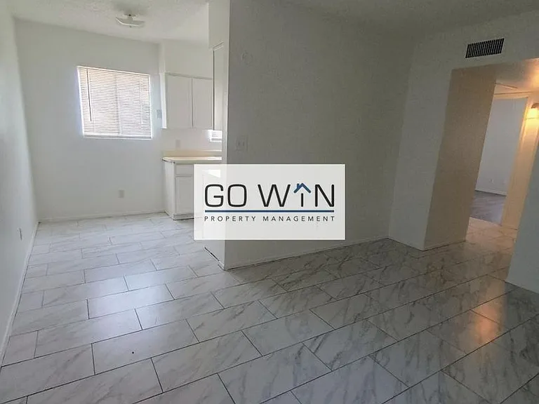 1102 W Cheryl Dr — Photo 1