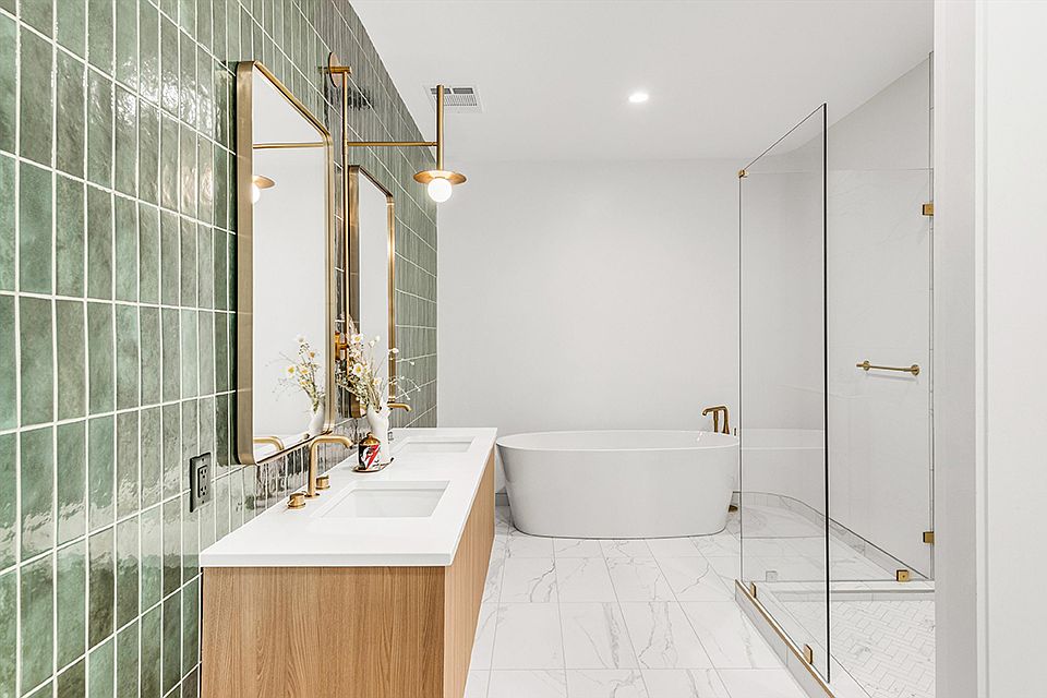 Massive primary bath with soaking tub and shower