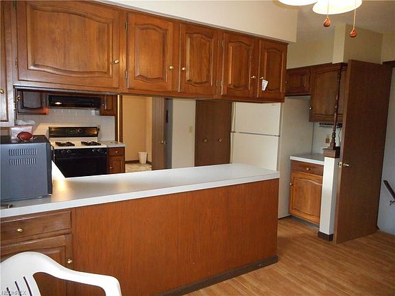 4th image of 944 Brookpoint Dr