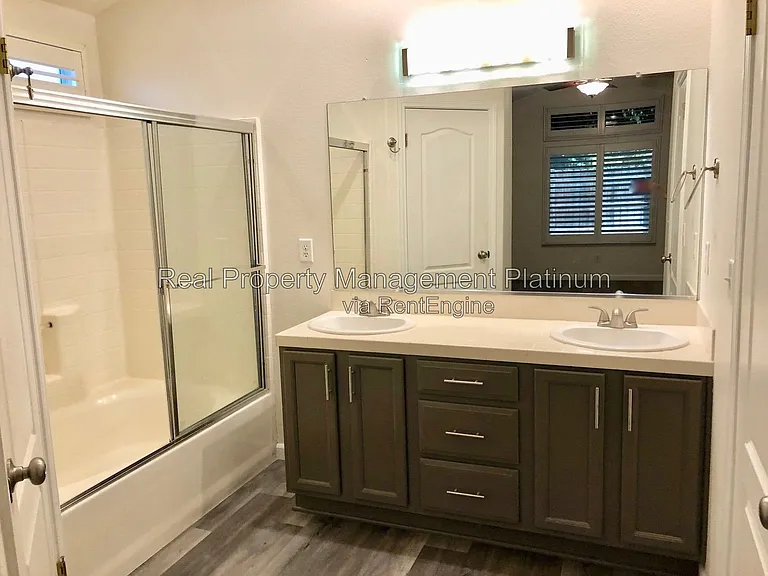 2667 Santa Ana Ave — Photo 5