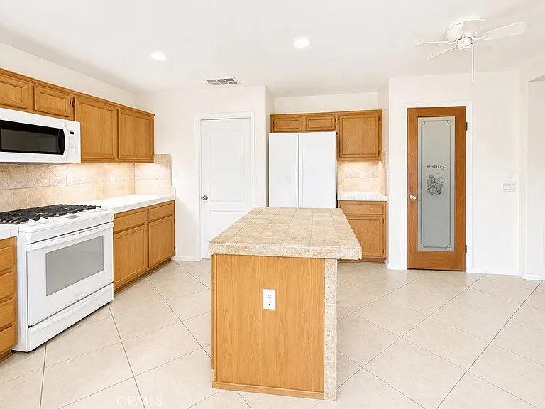 1695 Larkspur Ln — Photo 8
