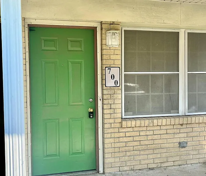 700 W Lon Moore St — Photo 2