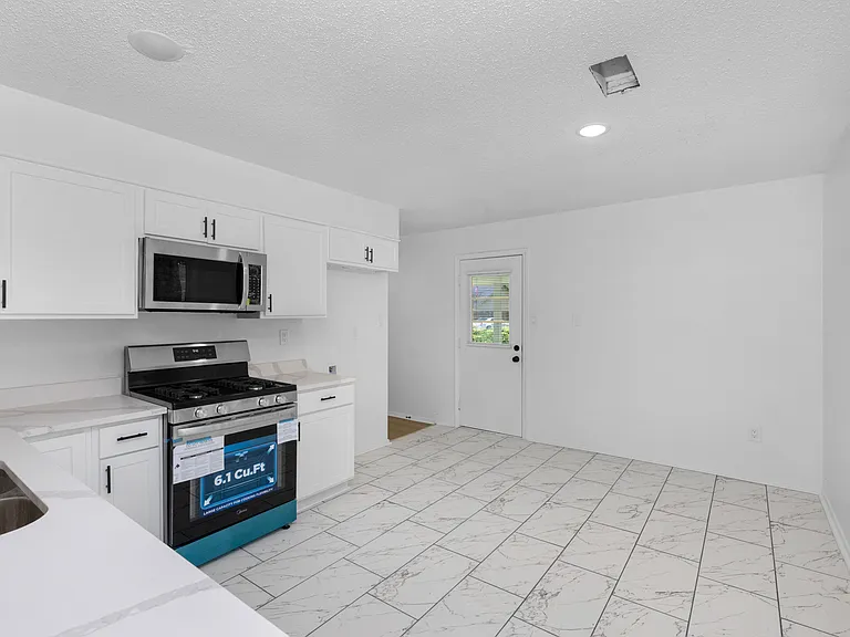 5340 Lakeview Cv — Photo 10