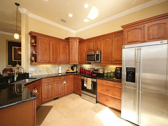 Kitchen with Stainsteel appliance and GE Monogram fridge