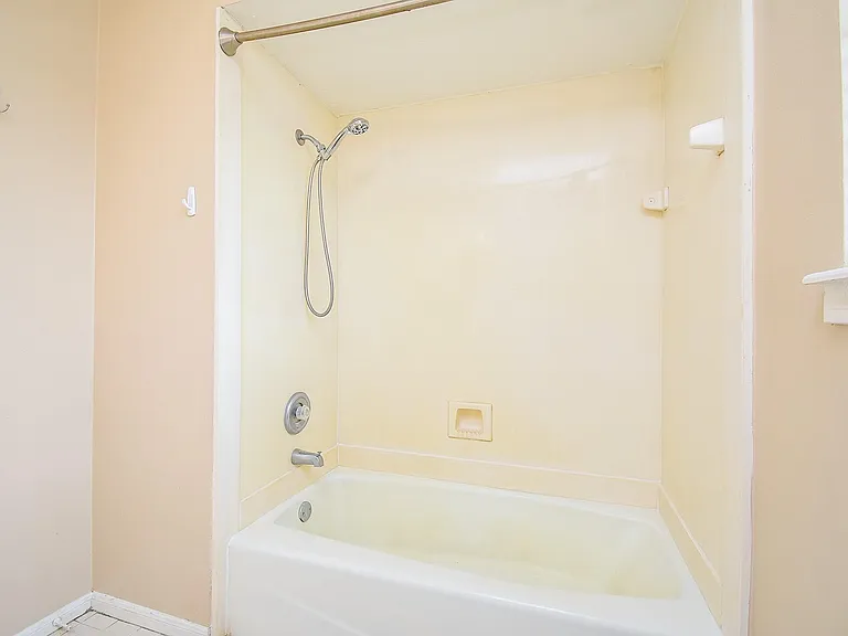 910 Shillington Dr — Photo 41