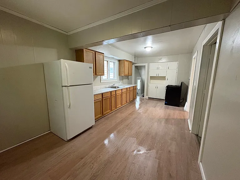 523 E Oakland St — Photo 8