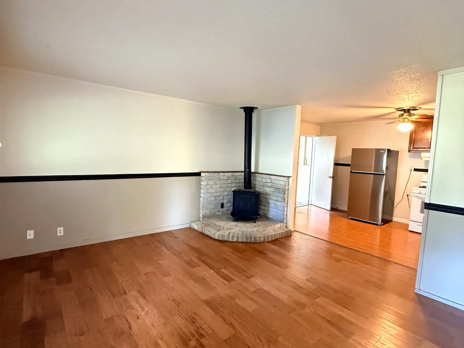 3 bed, 1100 sqft, $1,800 — Photo 2