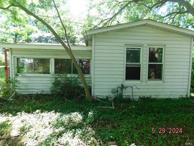 2nd image of 4033 Division St