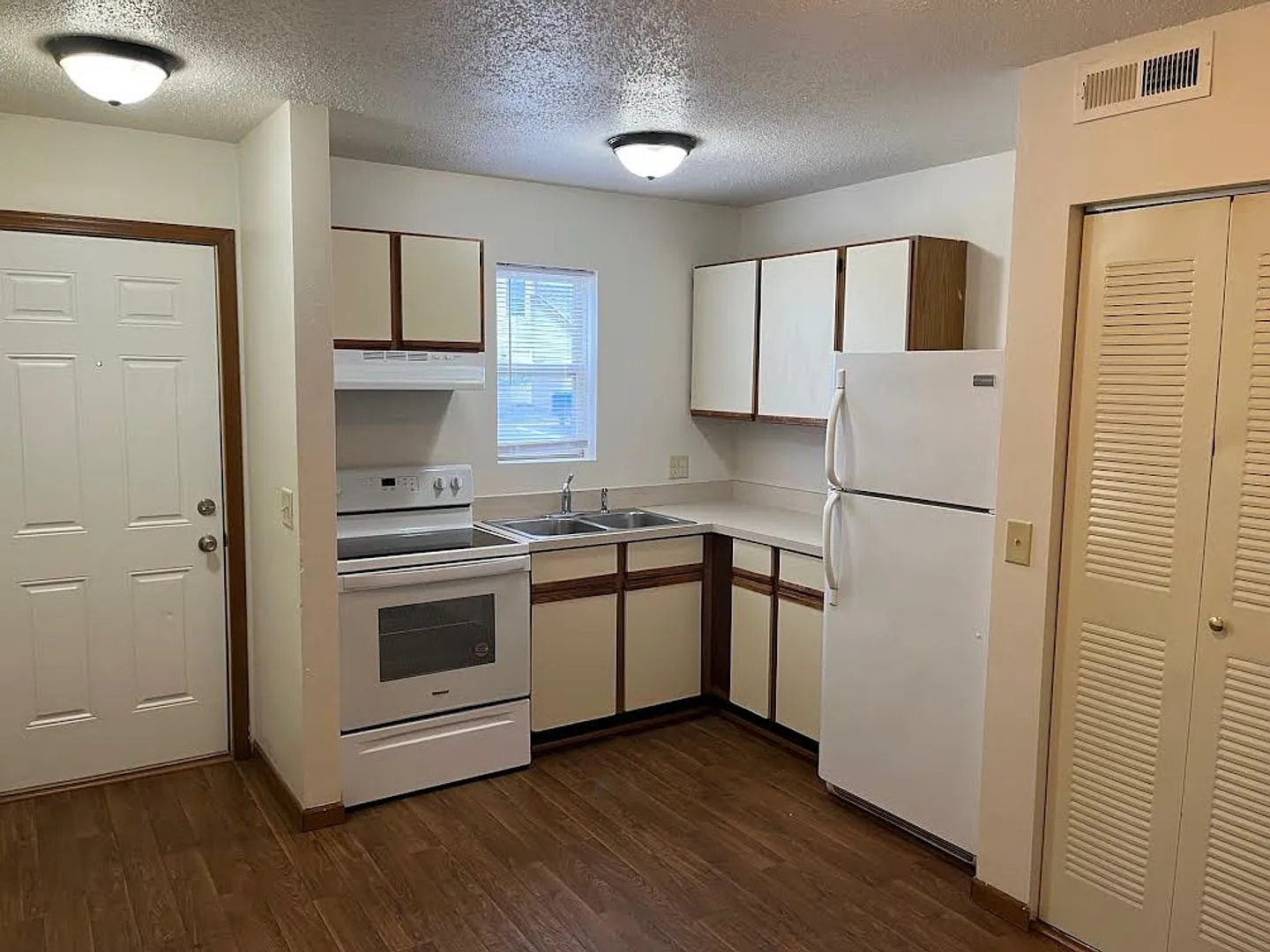 Two bedroom, 1 bathroom, patio — Photo 3
