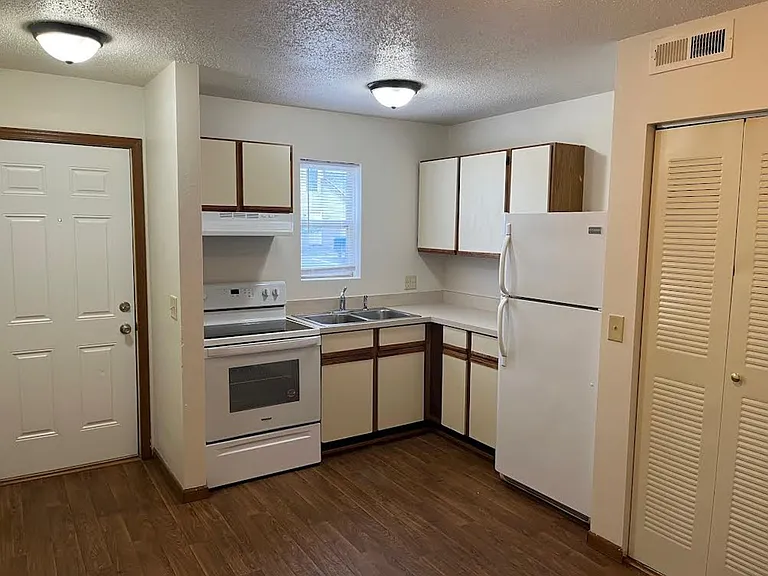 Two bedroom, 1 bathroom, patio — Photo 3