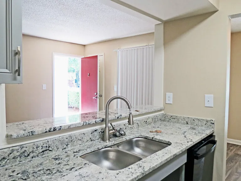 Fourth Creek Landing Apts — Photo 8