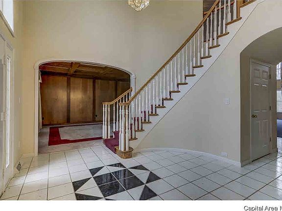 3rd image of 10 Old Oaks Dr