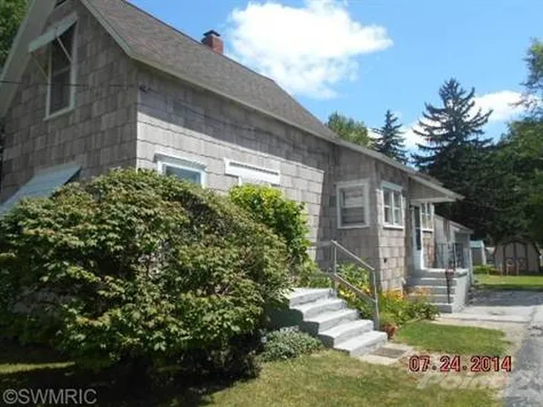 302 N Thomas St, Scottville, MI 49454