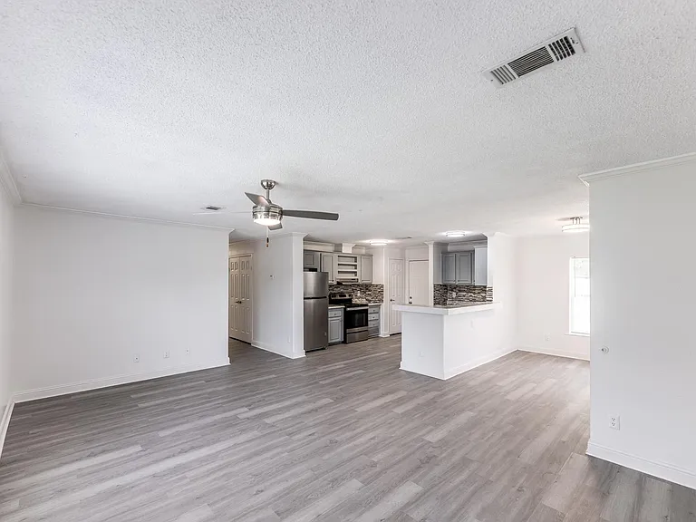 114 Varsity Dr — Photo 4